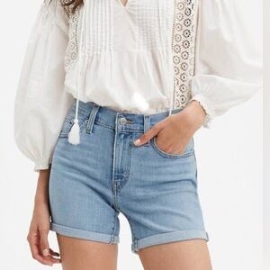 LEVI’S | Women’s Blue Light Wash Classic Denim 7” Jean Shorts size 27